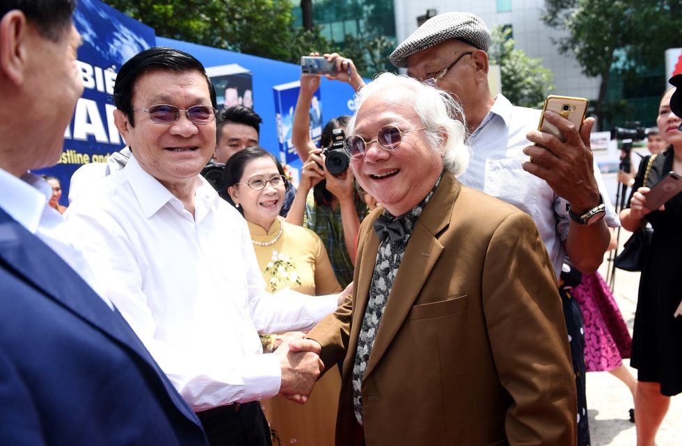 Ông Trương Tấn Sang - nguyên Chủ tịch nước - đến chúc mừng và tham quan triển lãm - Ảnh: Duyên Phan
