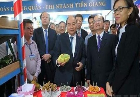 Chủ tịch nước Nguyễn Xuân Phúc đến thăm gian hàng giới thiệu các sản phẩm của Cty Cát Tường, Tiền Giang.