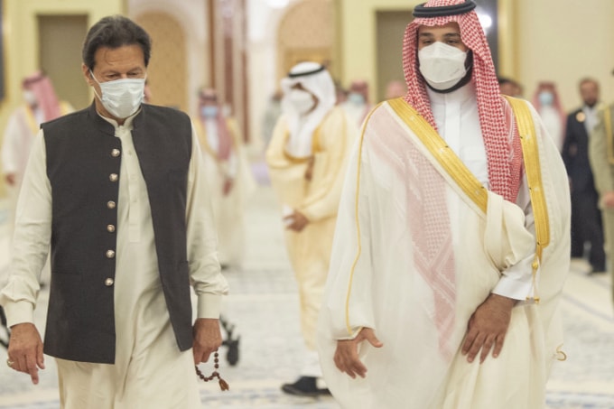 hủ tướng Pakistan Imran Khan (trái) và Thái tử Saudi Arabia Mohammed Bin Salman. Ảnh: Reuters