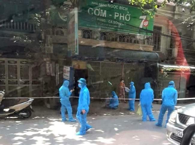Phun khử khuẩn, phong toả quán cơm Ngọc Bích.
