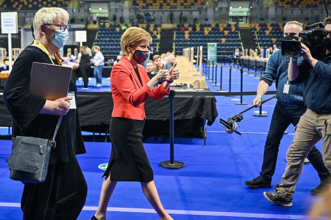 Bộ trưởng thứ nhất Scotland Nicola Sturgeon đến trung tâm kiểm phiếu Glasgow ở Emirates Arena ở Glasgow, Scotland, Anh ngày 7 tháng 5 năm 2021 - Ảnh: Jeff J Mitchell / REUTERS
