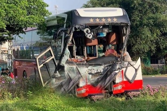 Tài xế, phụ xe cùng một số hành khách bị thương sau va chạm. Ảnh: dantri.com.vn