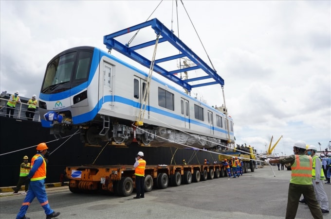 Đoàn tàu thứ nhất được hạ tải vào tháng 10/2020.