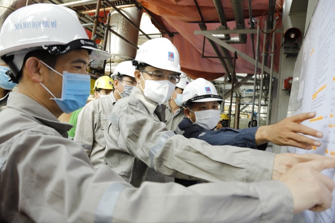 Tổng Giám đốc Petrovietnam Lê Mạnh Hùng kiểm tra công tác bảo dưỡng tổng thể Nhà máy Đạm Phú Mỹ sáng ngày 07/05/2021.
