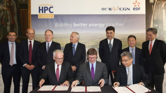 Chủ tịch Tập đoàn EDF Jean-Bernard Levy (ngoài cùng bên trái), Ngoại trưởng Anh về Chiến lược Kinh doanh, Năng lượng và Công nghiệp Greg Clark, (ở giữa hàng đầu) và Chủ tịch CGN He Yu (hàng đầu bên phải), tham dự lễ ký kết hoàn tất thỏa thuận xây dựng Hinkley vào tháng 9/2016 tại London - Ảnh: Reuters