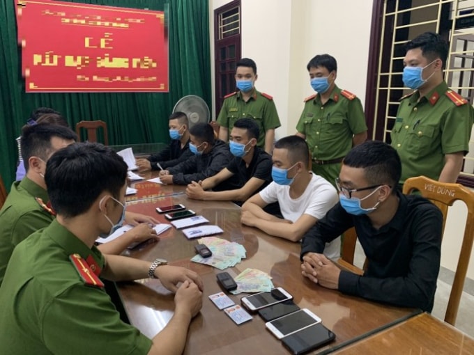 Nhóm 5 đối tượng hoạt động cho vay lãi nặng tại địa bàn tỉnh bị Công an TP. Đồng Hới tạm giữ