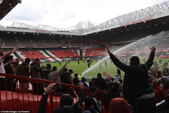 Cuộc bạo loạn của những người hâm mộ khiến cho Man Utd gặp khó. Ảnh: internet