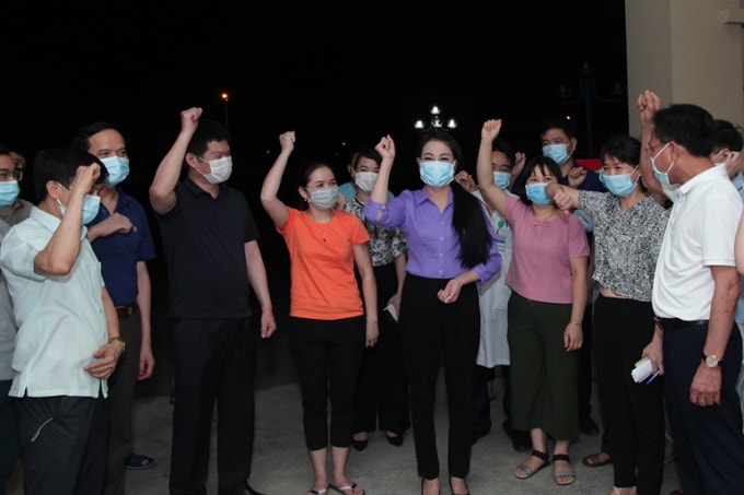 Bí thư Tỉnh ủy Vĩnh Phúc Hoàng Thị Thúy Lan (áo xanh), cùng cán bộ và nhân dân Vĩnh Phúc thể hiện quyết tâm đẩy lùi dịch Covid-19