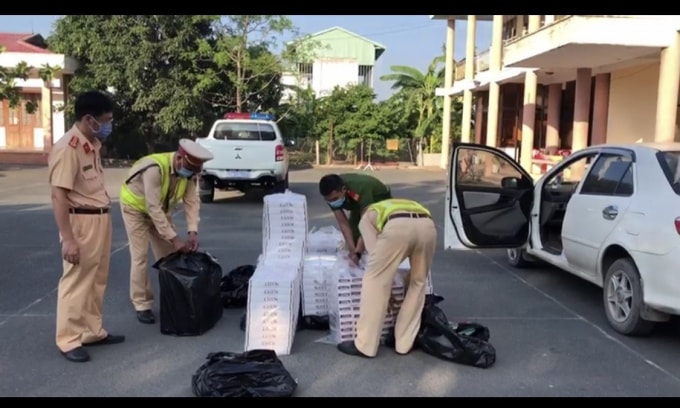 CSGT thu giữ gần 5.000 bao thuốc lá nghi nhập lậu trên cao tốc TP Hồ Chí Minh – Trung Lương.