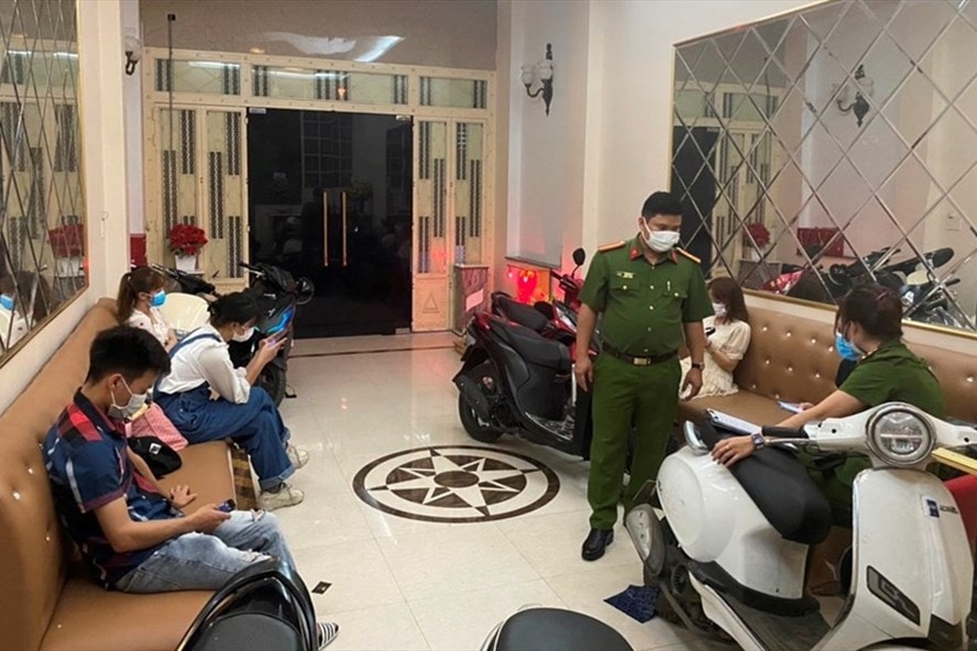 Công an quận Ngô Quyền kiểm tra, phát hiện quán karaoke hoạt động bất chấp, không tuân thủ quy định phòng dịch Covid-19. Ảnh: laodong.vn