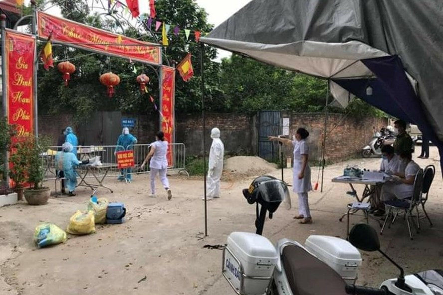UBND huyện Phúc Thọ vừa quyết định thiết lập khu vực cách ly y tế đối với xã Hiệp Thuận sau khi nơi này ghi nhận 4 trường hợp dương tính Covid-19. Ảnh: TL