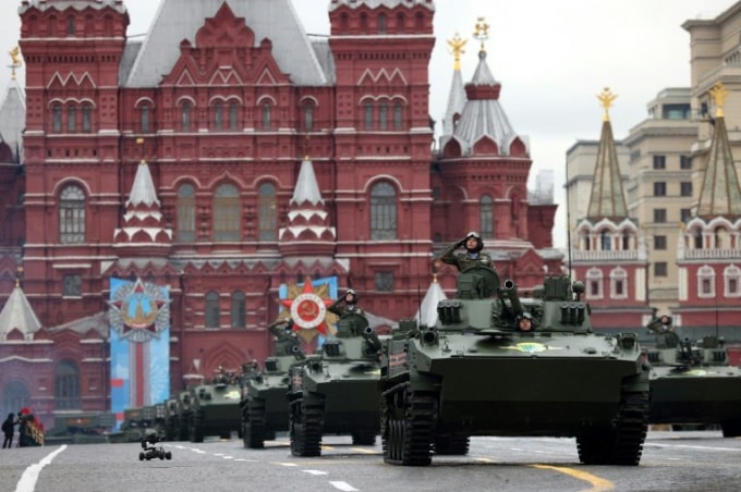 Xe tăng Nga trong cuộc diễu binh kỷ niệm Ngày chiến thắng phát xít Đức - Ảnh: Reuters