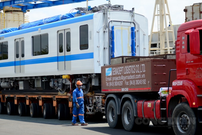 Tuyến metro số 1 có tổng mức đầu tư gần 44.000 tỷ đồng, dài gần 20 km từ ga Bến Thành (quận 1) đến depot Long Bình. Đến nay dự án đã hoàn thành 84,44% tổng khối lượng. Dự kiến sẽ đưa vào khai thác thương mại vào năm 2022.