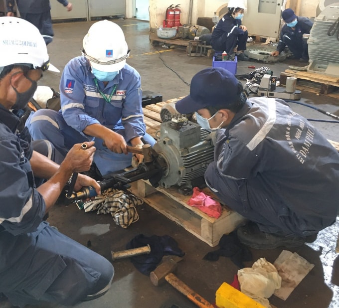 Tại Nhà máy Đạm Phú Mỹ đang tiến hành bảo dưỡng tổng thể, CBCNV đều đeo khẩu trang khi làm việc