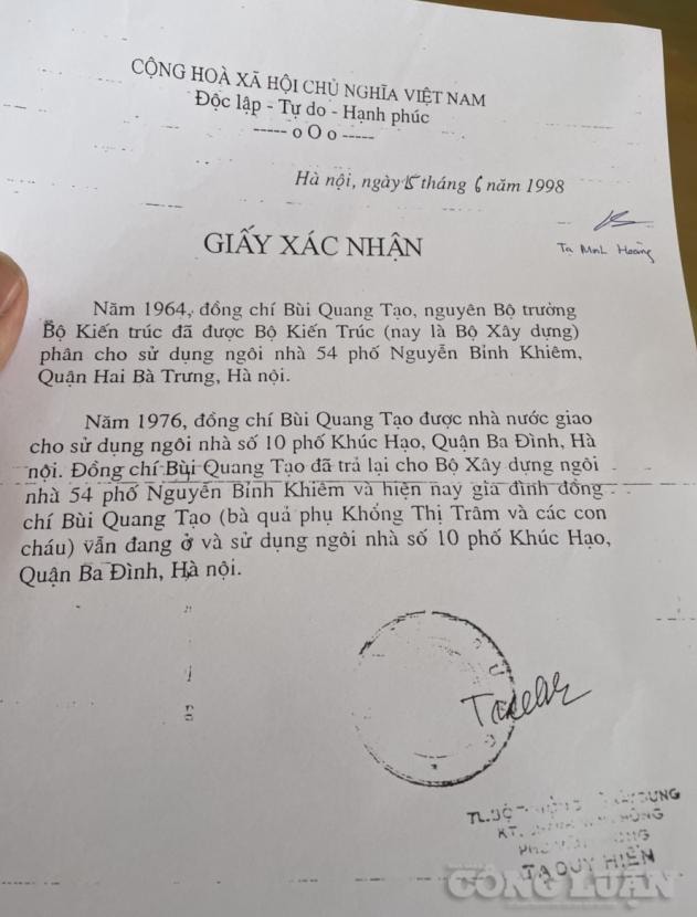 Giấy xác nhận giao ngôi nhà số 10 cho ông Bùi Quang Tạo sử dụng.
