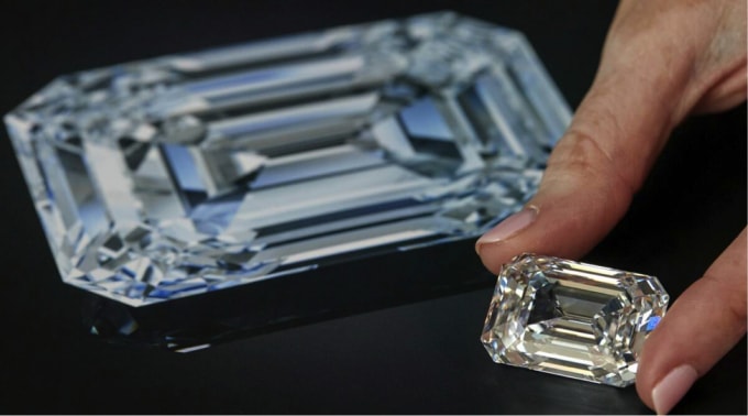 Một nhân viên cầm viên kim cương 100,94 carat hình chữ nhật hoàn mỹ trong một buổi xem trước tại Christie's trước khi đem bán đấu giá ở Geneva, Thụy Sĩ. (Nguồn: Reuters Photo).