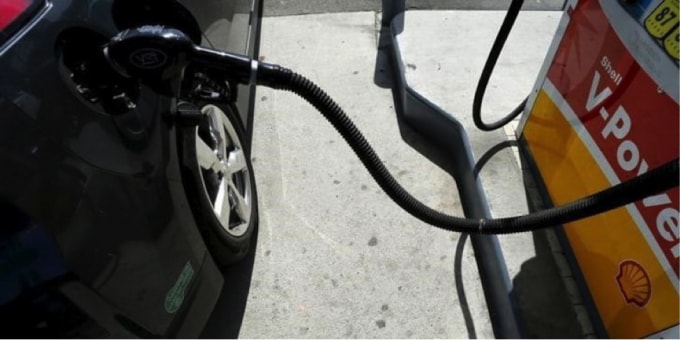 Một chiếc ô tô đổ đầy xăng tại một trạm bơm xăng ở California. Ảnh: Thomson Reuters.