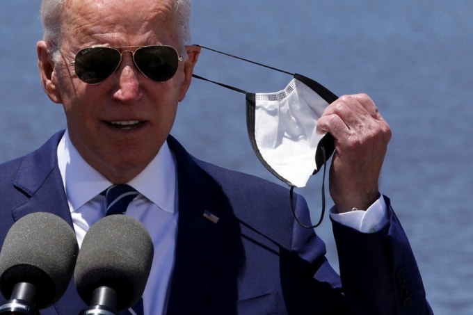 Tổng thống Mỹ Joe Biden bỏ khẩu trang để phát biểu tại một sự kiện ở Hồ Charles, Louisiana, hôm thứ 5. Ảnh: Reuters.