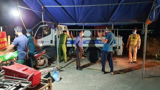 Tối 10/5, lực lượng Công an huyện Thạch Hà dỡ các chốt chặn ngay trong đêm khi có lệnh dỡ phong tỏa.