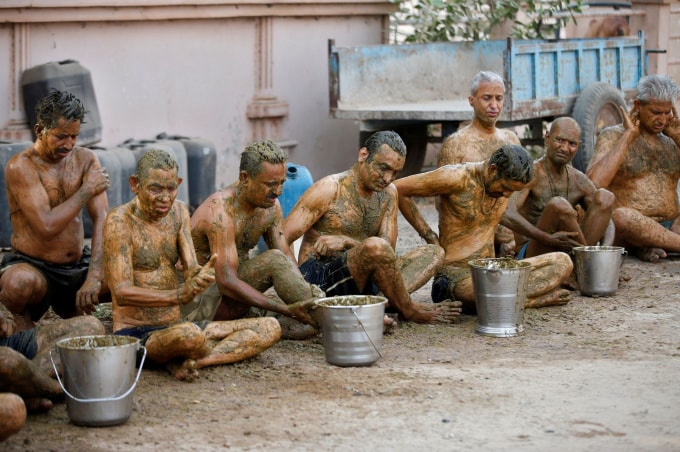 Nhiều người bôi phân bò lên cơ thể trong