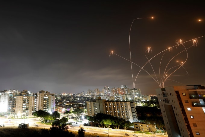 Các vệt sáng được nhìn thấy khi hệ thống chống tên lửa Vòm Sắt của Israel đánh chặn các tên lửa phóng từ Dải Gaza về phía Israel, từ Ashkelon, Israel ngày 10 tháng 5 năm 2021 - Ảnh: REUTERS / Amir Cohen