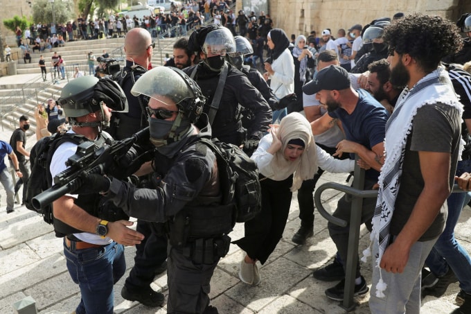 Một phụ nữ Palestine phản ứng trong cuộc xô xát với các thành viên lực lượng an ninh Israel trong bối cảnh căng thẳng giữa Israel và Palestine khi Israel đánh dấu Ngày Jerusalem, gần Cổng Damascus ngay bên ngoài Thành phố Cổ của Jerusalem ngày 10 tháng 5 năm 2021 - Ảnh: REUTERS / Ronen Zvulun