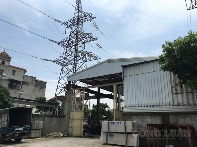 Khu nhà xưởng rộng cả nghìn mét vuông xây dựng trái phép tại xứ đồng Cọc Đó, Do Lộ vi phạm hành lang an toàn lưới điện vẫn đang hoạt động thách thức pháp luật.
