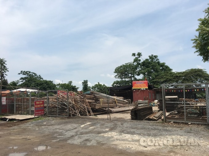 Dọc Quốc lộ 6 (từ bến xe Yên Nghĩa đến cầu Tuân) là hàng trăm bến bãi tập kết vật liệu, buôn bán kinh doanh trái phép.