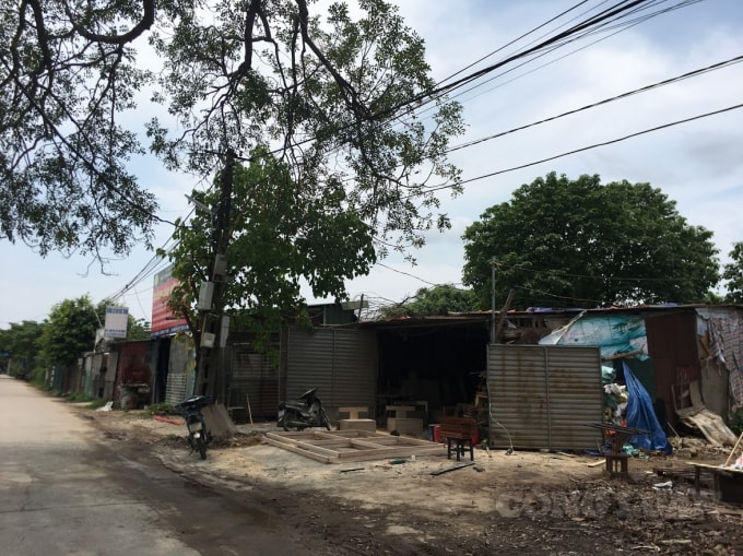 Dãy nhà xưởng với hàng loạt cá nhân, doanh nghiệp sản xuất, kinh doanh thuộc khu vực tổ 7, 8 - đường Quyết Thắng, phường Yên Nghĩa.