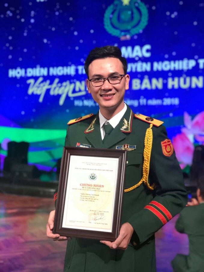 Nghệ sĩ Dương Khánh nhận Huy chương Bạc tại Hội diễn nghệ thuật chuyên nghiệp toàn quân năm 2018