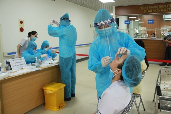 Bệnh viện Hữu Nghị tổ chức xét nghiệm sàng lọc COVID-19 cho nhân viên y tế