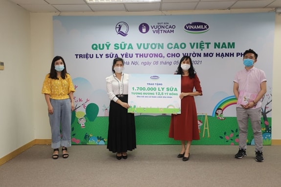 Đại diện Vinamilk trao bảng tượng trưng 1,7 triệu ly sữa của Quỹ sữa Vươn cao Việt Nam cho Đại diện Quỹ Bảo trợ trẻ em Việt Nam