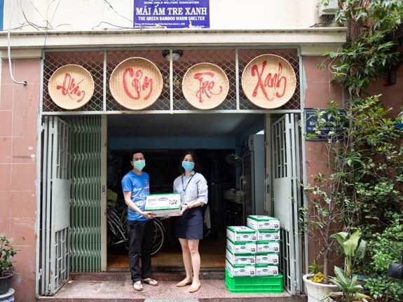 Từ khi đại dịch Covid-19 xuất hiện đến nay, dù gặp nhiều trở ngại hơn, nhưng Quỹ sữa và Vinamilk vẫn đảm bảo sữa được trao tận tay các trẻ em khó khăn