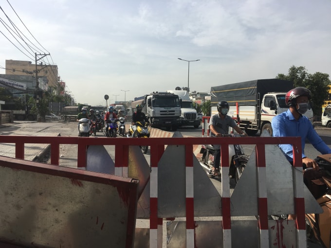Việc lưu thông trên QL51 đoạn qua phường An Hòa khó khăn do công trình thi công mở rộng tuyến đường chưa chấm dứt, nay lại thêm một công trình khác khiến nhiều người dân lo lắng