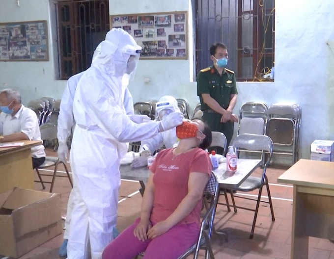 Lấy mẫu xét nghiện cho người dân tại Mão Điền, Thuận Thành