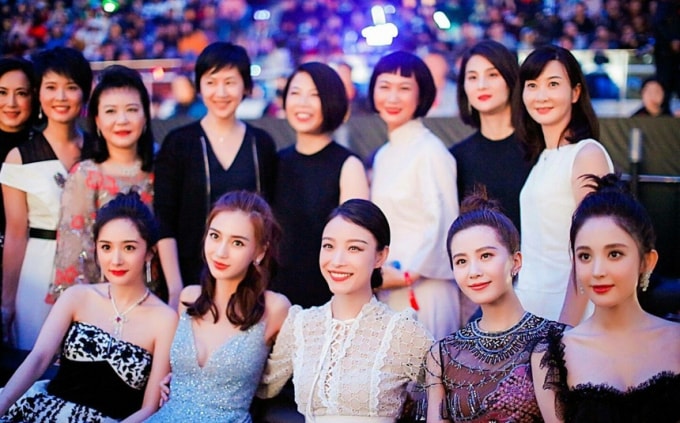Nhiều nghệ sĩ lo ngại bị điều tra nên đã lần lượt thoái vốn, rút cổ phần khỏi các công ty.