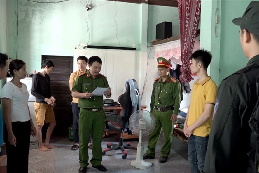 Hình ảnh Công an đọc quyết định khởi tố đối tượng Song. Ảnh: laodong.vn