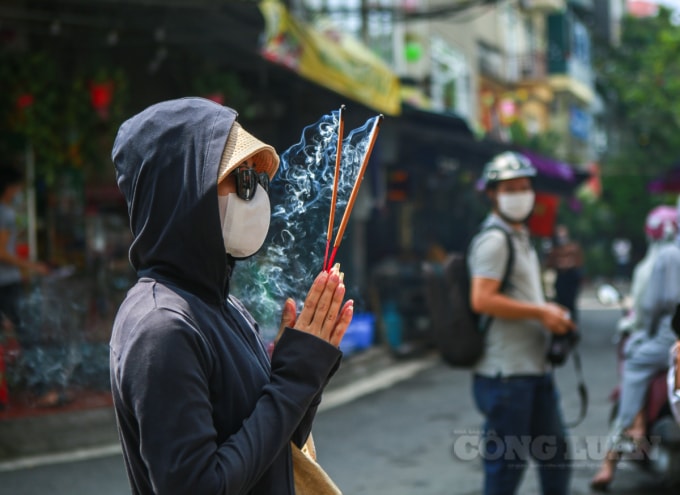 Nhiều người mang lễ đến cũng đành đặt bên ngoài, thắp hương ngoài cổng Phủ.