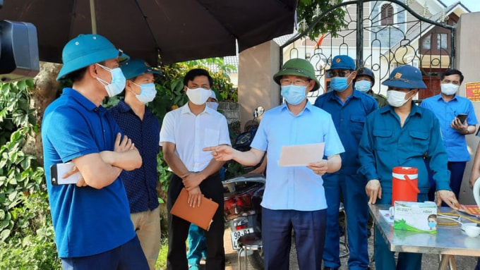 Ông Lê Ánh Dương trong chuyến kiểm tra công tác phòng chống dịch COVID-19.