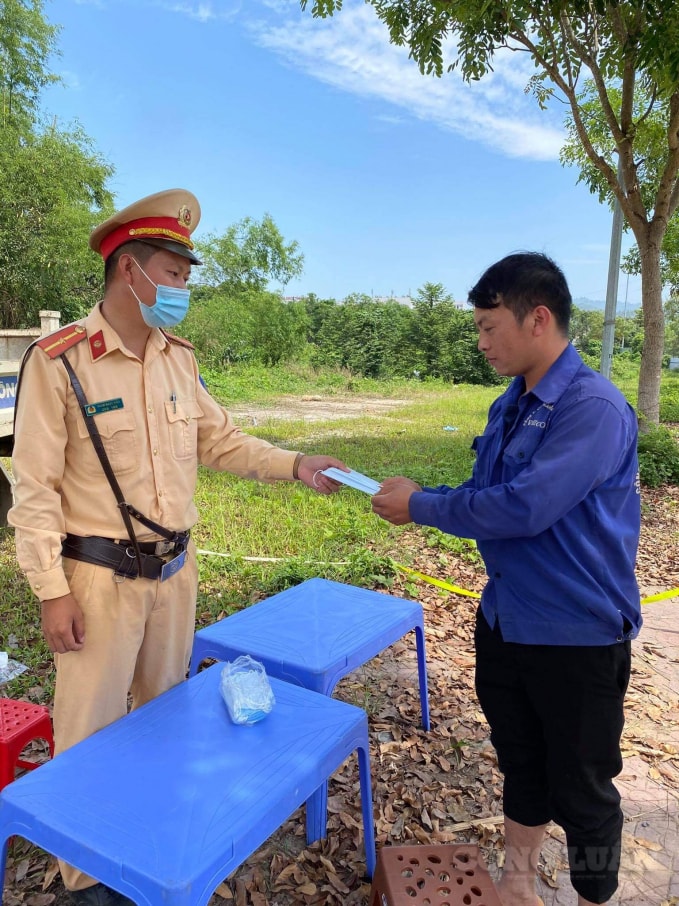 Công an xử phạt người không đeo khẩu trang và phát cho người dân khẩu trang mới sau khi xử phạt (ảnh công an cung cấp).