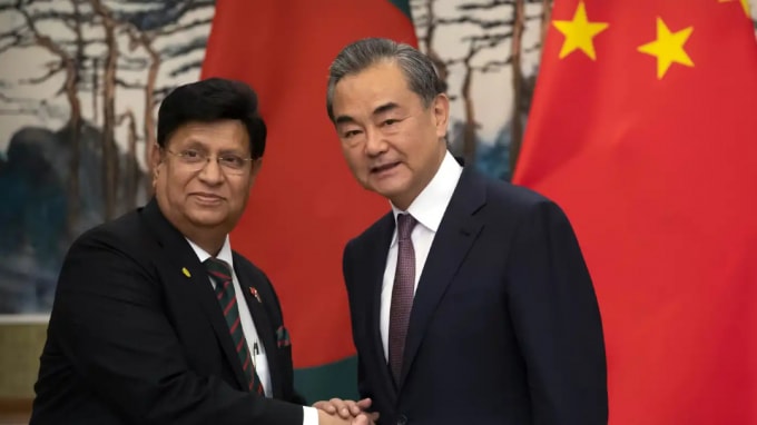 Ngoại trưởng Bangladesh A. K. Abdul Momen, trái, với người đồng cấp Trung Quốc Vương Nghị vào năm 2019: Momen đã đả kích những nhận xét từ đại sứ Bắc Kinh tại Dhaka. © Reuters