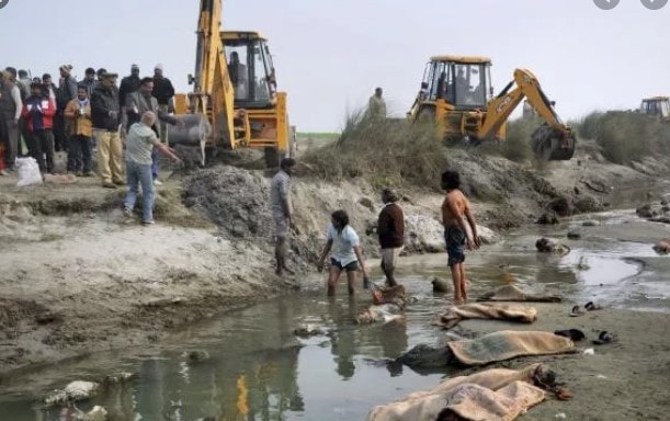 Hàng trăm thi thể nghi là của bệnh nhân COVID được tìm thấy trôi dạt trên sông Hằng - Ảnh: Newsweek