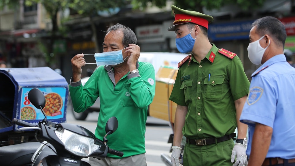 Hà Nội xử phạt 35 triệu đồng đối với 21 trường hợp vi phạm quy định phòng, chống dịch Covid-19. Ảnh: minh họa