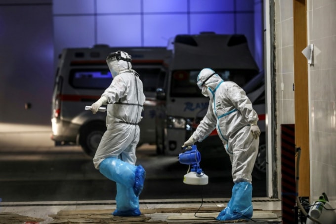 Loại virus này xuất hiện lần đầu ở Trung Quốc vào cuối năm 2019 trước khi càn quét toàn thế giới. Ảnh: AFP