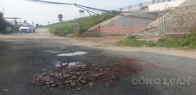Nhiều đoạn đường sửa chữa, vá víu tạm bợ