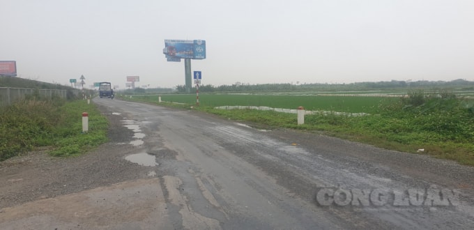 Các phương tiện lưu thông gặp nhiều khó khăn, tiềm ẩn nguy cơ mất an toàn giao thông.