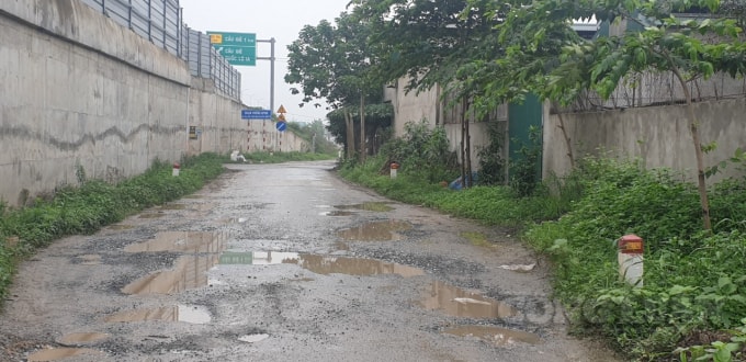 Dù mới xây dựng và đưa vào sử dụng từ cuối năm 2019, tuy nhiên nhiều đoạn đã xuất hiện chằng chịt các ổ gà, gây nguy hiểm và khó khăn cho người và phương tiện qua đây.