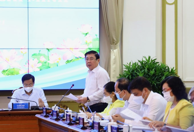 Ông Nguyễn Thành Phong - Chủ tịch UBND TP. HCM báo cáo tình hình kinh tế - xã hội của TP. HCM.