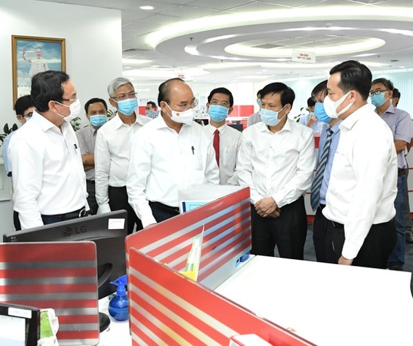 Chủ tịch nước Nguyễn Xuân Phúc và Bí thư Thành ủy TP Hồ Chí Minh Nguyễn Văn Nên thăm báo Sài Gòn Giải Phóng
