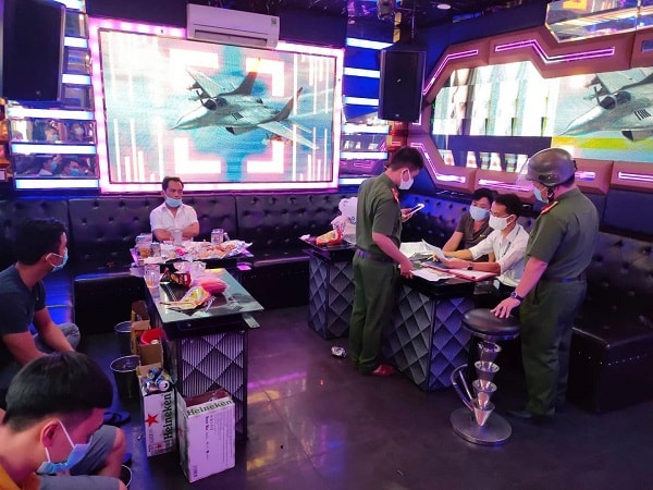 Lực lượng chức năng lập biên bản quán Karaoke Xuân Tùng Gold vi phạm quy định phòng chống dịch